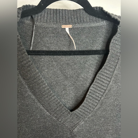 EUC FREE PEOPLE OVERSIZED V-NECK SWEATER IN CHARCOAL GREY. SIZE SMALL. - Picture 2 of 9